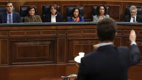 GRAF8061. MADRID, 14/11/2018.- El presidente del Partido Popular, Pablo Casado, se dirige al presidente del Gobierno, Pedro Sánchez , durante la sesión de control al Ejecutivo que hoy tiene lugar en el Congreso. EFE/Ballesteros