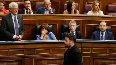 Rufi&aacute;n abandona el Congreso ante la mirada del ministro Josep Borrell EFE