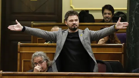 GRAF2839 MADRID, 21/11/2018.-El portavoz de ERC, Gabriel Rufi&aacute;n ,ha sido expulsado hoy del pleno del Congreso por la presidenta de la C&aacute;mara Baja, Ana Pastor, tras ser llamado al orden por tres veces al protagonizar un duro rifirrafe con el ministro de Asuntos Exteriores, Josep Borrell.(d).Entre otras cosas, Rufi&aacute;n ha llamado "fascista" a Borrell y se ha levantado del esca&ntilde;o en varias ocasiones para interrumpir la intervenci&oacute;n del ministro.EFE/Javier Liz&oacute;n