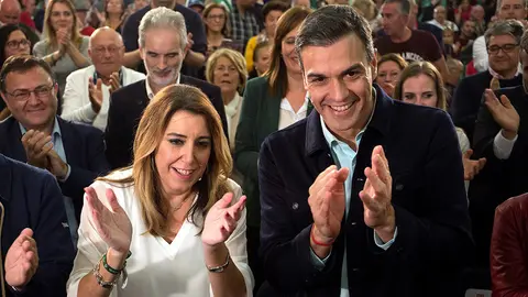 GRAF7512. MARBELLA (MÁLAGA), 27/11/2018.- El presidente del Gobierno, Pedro Sánchez (d), y la presidenta de la Junta de Andalucía y candidata Susana Díaz (i), aplauden al inicio de un acto de campaña para las elecciones andaluzas del 2 de diciembre. EFE/Daniel Pérez