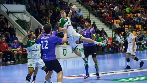 El Helvetia Anaitasuna y el Quabit Guadalajara se enfrentan en partido de la decimocuarta jornada de la Liga Asobal. MIGUEL OSÉS 5