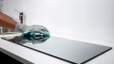 Una persona limpia una vitrocerámica. ARCHIVO