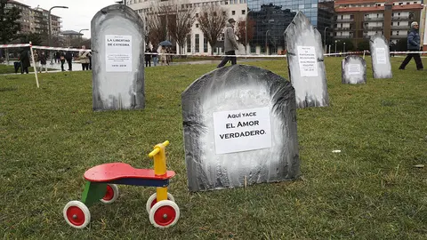 GRAF7410. PAMPLONA, 15/12/2018.- Varios cientos de personas, convocadas por la plataforma ciudadana "Educar en Libertad", se han concentrado hoy en Pamplona para defender la "insumisión" al programa de coeducación del Gobierno de Navarra Skolae por considerarlo "ilegal, ilegítimo e injusto". El acto se ha celebrado junto a un cementerio diseñado para la ocasión en la Plaza de la Insumisión, en el que diversas lápidas han simbolizado que "Skolae quiere matar la libertad de educación, quiere matar el amor verdadero, quiere borrar el género de los hijos, quiere acabar con las funciones y obligaciones que corresponden a la familia". EFE/Villar López