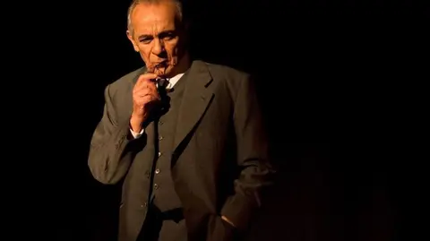 Jos&eacute; Luis G&oacute;mez, caracterizado como Aza&ntilde;a.