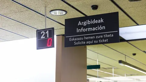 El consejero Mikel Aranburu visita la oficina de Hacienda en el primer d&iacute;a de campa&ntilde;a que se puede presentar la declaraci&oacute;n de la renta de 2016 de forma presencial. I&Ntilde;IGO 