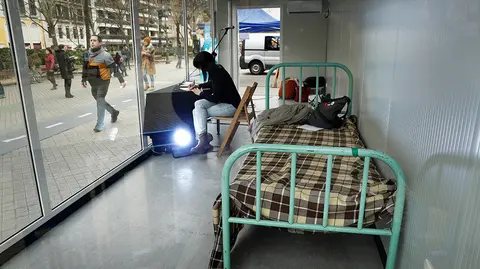 GRAFCAV639. PAMPLONA, 28/12/2018.- La red ciudadana Sare ha pedido hoy &#34;pasos a favor de los presos&#34; de ETA porque &#34;así lo exige la nueva situación política&#34; y porque &#34;es la base de la paz general e integral&#34;, con una presentación pública de una instalación con la que pretende simular una celda por la que cada 30 minutos durante dos días pasarán distintas personas para &#34;socializar la conculcación de los derechos humanos de los presos vascos&#34;. EFE/Villar López