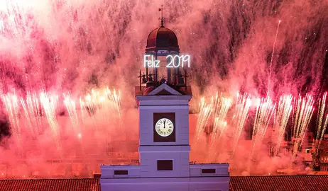 AME2910. MADRID (ESPAÑA), 31/12/2018.- El reloj de la Puerta del Sol da las campanadas de fin de año, frente a la mirada de miles de personas que se reúnen hoy en Madrid (España), mientras otros siguen la transmisión de televisión y comen las tradicionales doce uvas. EFE/Rodrigo Jimenez