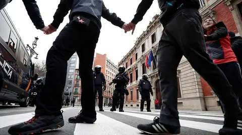 GRAFCAV726. PAMPLONA, 08/01/2019.- Efectivos de la Polic&iacute;a Nacional controlan el acceso al Parlamento de Navarra donde han acudido grupos de j&oacute;venes para protestar por la intervenci&oacute;n de la Polic&iacute;a Foral esta madrugada en el palacio del Marqu&eacute;s de Rozalejo, accediendo a su interior con unos t&eacute;cnicos para inspeccionar el estado del inmueble. Numerosas personas se han ido congregado desde primeras horas de la ma&ntilde;ana en los alrededores del gaztetxe al que han tratado de acceder sin &eacute;xito, al encontrarse la zona acordonada por la polic&iacute;a. All&iacute; han comenzado una cacerolada de protesta que se ha extendido a diferentes calles del casco viejo y que ha llegado hasta el Parlamento de Navarra, lleg&aacute;ndose a producir momentos de tensi&oacute;n. Los participantes en la protesta corean gritos en favor del gaztetxe y en contra la polic&iacute;a y lemas como "un desalojo otra okupaci&oacute;n". EFE/ Jesus Diges