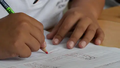 Un niño, durante una clase en un colegio ARCHIVO
