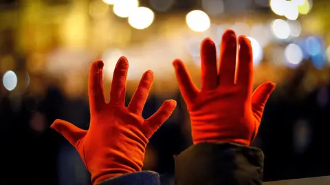GRAF9300. PAMPLONA, 15/01/2019.- Colectivos feministas durante la concentración convocada hoy en la Plaza Consistorial de la capital navarra, bajo el lema "Ni un paso atrás en igualdad, contra las propuestas en políticas de igualdad y de violencia machista tras la exigencia inicial de Vox de derogar la ley contra la violencia de género en sus negociaciones con el PP por el gobierno andaluz. EFE/ Villar López