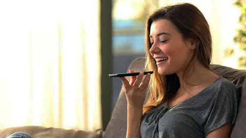 Una chica manda una nota de voz a trav&eacute;s de WhastApp