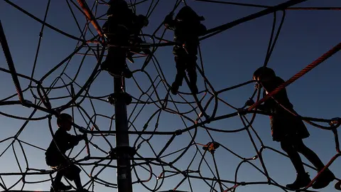 GRAFCAV1628. PAMPLONA, 14/02/2019.- Un grupo de niños juegan en un parque durante el atardecer esta tarde en Pamplona en una jornada donde las bajas temperaturas de la mañana han ido subiendo durante el día hasta alcanzar los 14 grados. EFE/ Jesus Diges