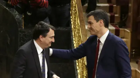 Pedro S&aacute;nchez y Aitor Esteban, en el Congreso. (EFE)