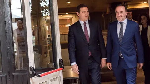 Javier Esparza y Albert Rivera cierran el pacto entre UPN y Ciudadanos para las próximas elecciones generales, autonómicas y municipales (09). IÑIGO ALZUGARAY