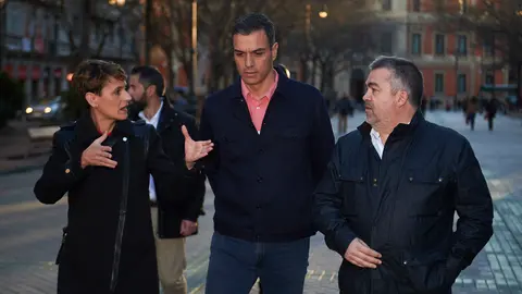 El Presidente del Gobierno de España, Pedro Sanchez, pasea por Pamplona junto a Mar&iacute;a Chivite y Santos Cerd&aacute;n. PABLO LASAOSA 1 (1)