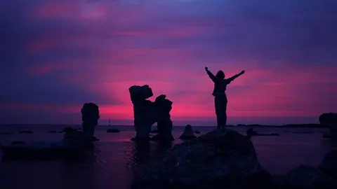 Si nos ha de doler la cabeza que sea por falta de sue&ntilde;o y no por desborde, y el est&oacute;mago de re&iacute;rnos no de preocuparnos. No por miedo