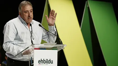 GRAF3739. ANSO&Aacute;IN (NAVARRA), 03/02/2018.- El alcalde de Pamplona Joseba Asir&oacute;n, durante su intervenci&oacute;n hoy en un acto pol&iacute;tico de la izquierda abertzale celebrado en la localidad navarra de Anso&aacute;in, donde ha insistido en que no han llegado a las instituciones para ser una "mera an&eacute;cdota" de cuatro a&ntilde;os, sino que su objetivo es "exprimir el cambio hasta la &uacute;ltima gota". EFE/Jes&uacute;s Diges