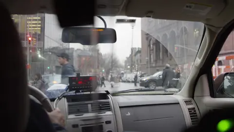 Imagen del interior de un taxi con el cuentakilómetros en marcha ARCHIVO