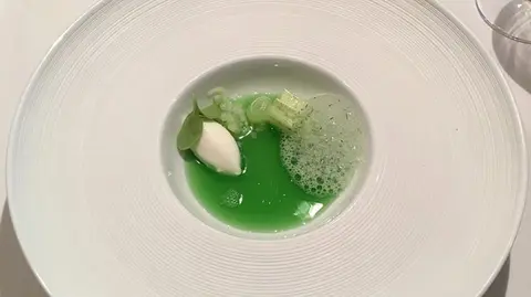 Un plato de comida en un restaurante ARCHIVO