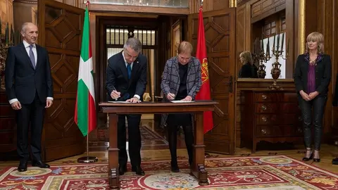 I&ntilde;igo Urkullu y Uxue Barkos firman un protocolo de actuaci&oacute;n.