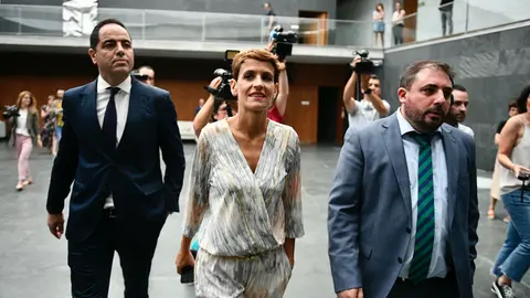 Ram&oacute;n Alz&oacute;rriz, Mar&iacute;a Chivite y Unai Hualde, momentos antes de la reuni&oacute;n en el Parlamento. PABLO LASAOSA