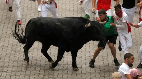 Revellers attempt to dodge a bull during the first running of the bulls at the San Fermin festival in Pamplona, Spain, July 7, 2019. REUTERS/Jon Nazca - RC16E314CF50