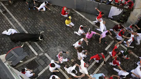 Los toros de la ganader&iacute;a de Victoriano del R&iacute;o, de Guadalix (Madrid), en el tramo de la calle Mercaderes, durante el quinto encierro de los Sanfermines 2019.- EFE/PEIO H.