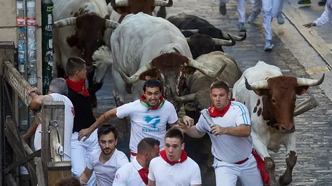 Sexto encierro de los Sanfermines de 2019 con la ganader&iacute;a de N&uacute;nez del Cuvillo en el tramo de Santo Domingo y la Plaza del Ayuntamiento. I&Ntilde;IGO ALZUGARAY