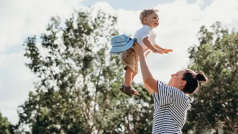 Una niñera cuida a un niño durante las vacaciones de verano ante las dificultades de las familias para conciliar el trabajo y las vacaciones escolares. ARCHIVO