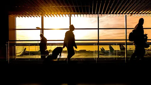 Arthur Less emprende un viaje alrededor del mundo para escapar de un compromiso peliagudo, la boda de su exnovio.