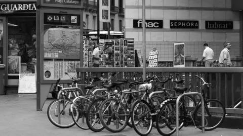 Eduard Palomares describe los problemas de la Barcelona actual en su primera novela.