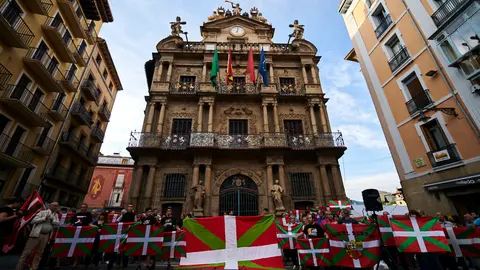 Rueda de prensa y concentraci&oacute;n en protesta por las multas recibidas por diferentes personas por 'sacar la ikurri&ntilde;a' durante el chupinazo de San Ferm&iacute;n. PABLO LASAOSA