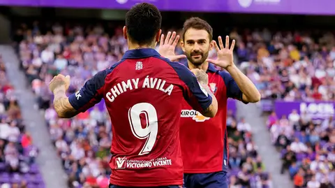 GRAF3119. VALLADOLID, 15/09/2019.- Los jugadores Osasuna Adri&aacute;n L&oacute;pez (d) y Chimy &Aacute;vila celebran el gol ante el Real Valladolid, durante el partido de Liga en Primera Divisi&oacute;n disputado esta tarde en el estadio Jos&eacute; Zorrilla. EFE/R. Garc&iacute;a