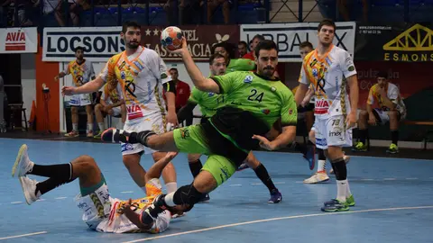 Ander Ugarte en acción durante el partido entre el Ángel Ximénez y el Anaitasuna en Puente Genil. @Anaitasuna BM.