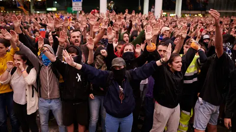 La plataforma Tsunami Democrático corta los accesos a la Terminal 1 del aeropuerto de Barcelona. PABLO LASAOSA 3