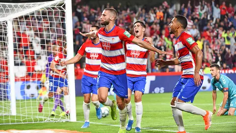 Los jugadores del Granada celebran el primer gol del equipo nazar&iacute; durante el encuentro correspondiente a la jornada novena de primera divisi&oacute;n que disputan esta noche frente a Osasuna en el Nuevo Estadio Los C&aacute;rmenes, en Granada. EFE / Miguel Angel Molina.