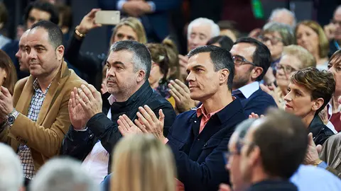 El Presidente del Gobierno de España, Pedro Sanchez, durante su acto pol&iacute;tico en Pamplona acompa&ntilde;ado de Mar&iacute;a Chivite y Santos Cerd&aacute;n. PABLO LASAOSA