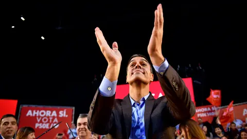 Pedro Sánchez junto a Maite Esporrín, Toni Magdaleno, Santos Cerdán y María Chivite en mitin electoral en Pamplona. PABLO LASAOSA 28