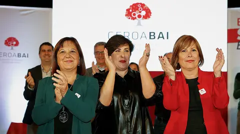 Geroa Bai ha celebrado este domingo en Pamplona su acto central de campaña en el que ha intervenido la líder de la formación, Uxue Barkos (d), junto a las candidatas al Congreso y Senado, María Solana (c) y Esther Cremaes (i). EFE/Villar López
