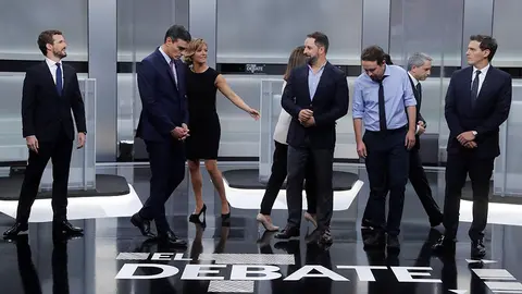 Los candidatos a la presidencia del Gobierno, (i-d) Pablo Casado, Pedro Sánchez, Santiago Abascal, Pablo Iglesias y Albert Rivera, momentos antes de comenzar el debate electoral que tiene lugar este lunes en el Pabellón de Cristal de la Casa de Campo de Madrid, y que será moderado por los periodistas Ana Blanco y Vicente Vallés. EFE/Juan Carlos Hidalgo