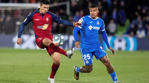 Choque en el Coliseum Alfonso P&eacute;rez entre el Getafe y Osasuna EFE (2)