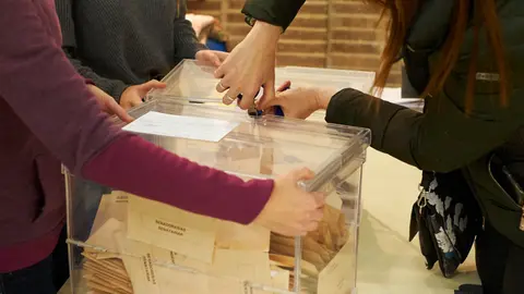 Recuento en un colegio electoral de las elecciones del 10N. PABLO LASAOSA 9