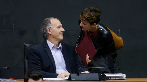 Adolfo Araiz, de EH Bildu, habla con María Chivite, presidenta del Gobierno de Navarra. PABLO LASAOSA