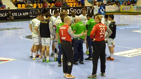 Tiempo muerto del Anaitasuna en el partido ante el BM Logroño de liga asobal. Navarra.com