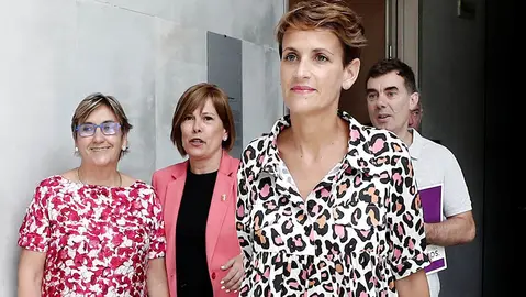 La portavoz del PSN, María Chivite, junto a Uxue Barkos (2d) de Geroa Bai, Eduardo Santos (d) de Podemos y Marisa de Simón (i) de Izquierda-Ezkerra. EFE/Jesús Diges