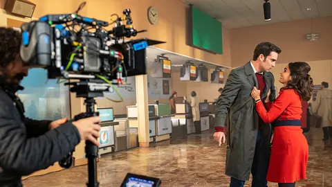 Grabación de la película 'Explota Explota' sobre la vida de Raffaella Carrà en la terminal antigua del aeropuerto de Noáin. JULIO VERGNE