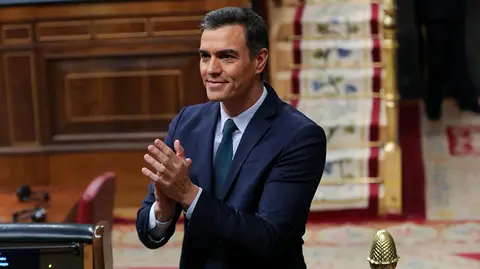 El presidente del Gobierno en funciones, Pedro S&aacute;nchez, aplaude a su bancada tras su intervenci&oacute;n final en la segunda sesi&oacute;n del debate de investidura del candidato socialista a la Presidencia de Gobierno en la XIV Legislatura en Madrid (Espa&ntilde;a), a 5 de enero de 2020.

05 enero 2020, Nuevo Gobierno, PSOE, Podemos, ERC, pleno, sesi&oacute;n plenaria, tercer intento de investidura

1/5/2020
