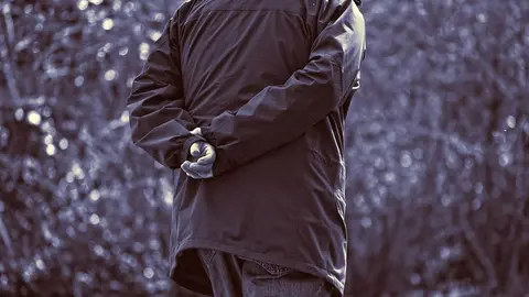 Imagen de un hombre caminando ARCHIVO