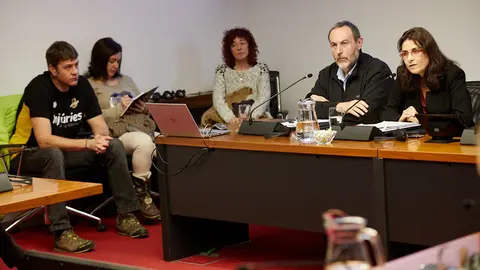 Una representaci&oacute;n de Iru&ntilde;a Antitaurina y la abogada Anna Mul&agrave;, coordinadora de 'Infancia sin Violencia', informan sobre la asistencia de menores a eventos taurinos. I&Ntilde;IGO ALZUGARAY