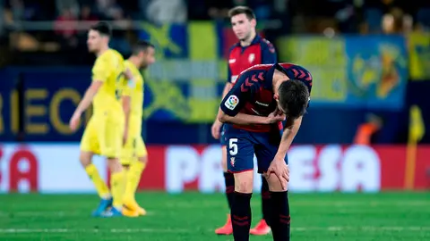 GRAF3395. VILLARREAL (CASTELL&Oacute;N), 02/02/2020.- El defensa de Osasuna David Garc&iacute;a, al t&eacute;rmino del partido de Liga en Primera Divisi&oacute;n ante el Villarreal disputado este domingo en el estadio de La Cer&aacute;mica. EFE/Domenech Castell&oacute;
